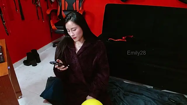 Emily_Slave28 live cam on StripChat