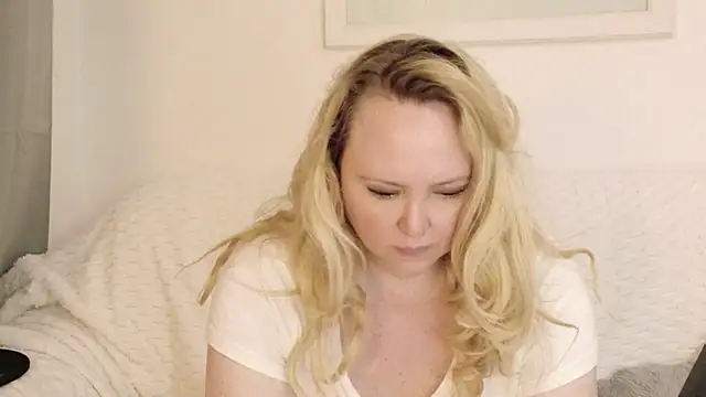 Sarah4you live cam on StripChat