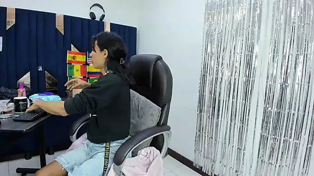 Aisha_hotts777 webcam