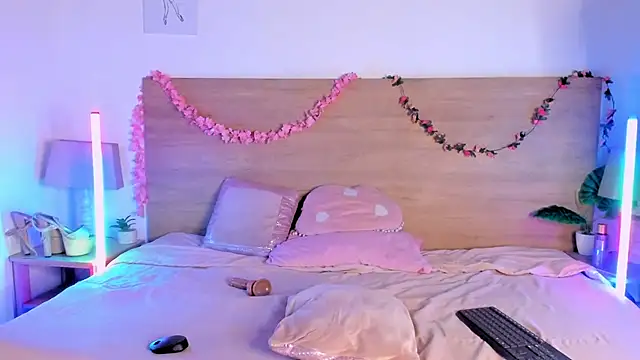 LaraRous webcam