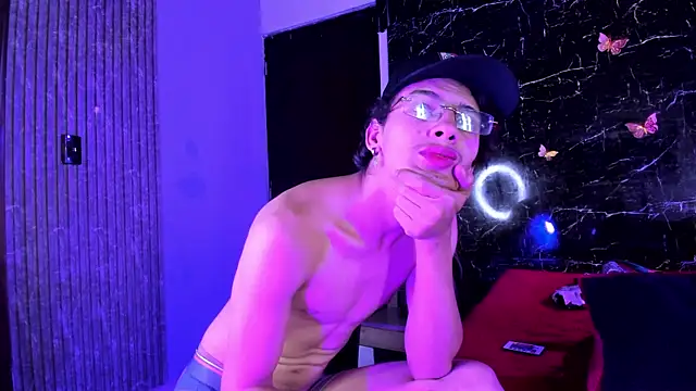 Adrian_Wolf live cam on StripChat