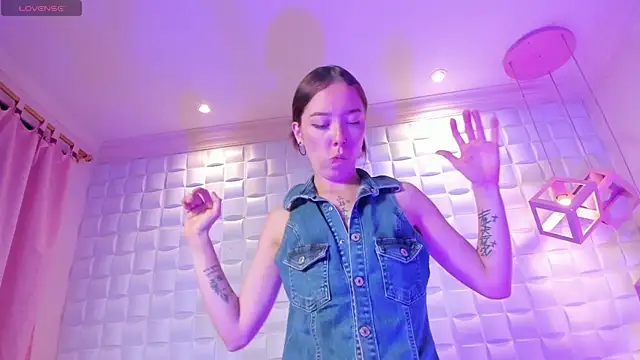 HarperrWest live cam on StripChat
