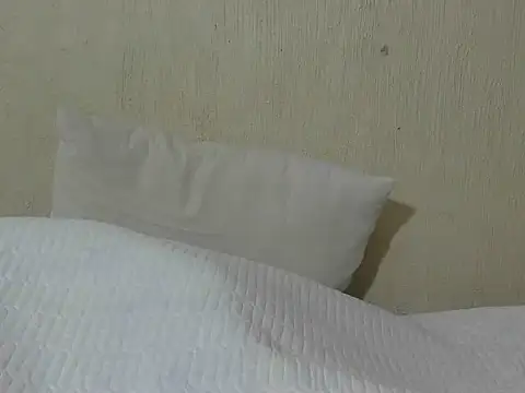 YellowPeaches live cam on StripChat