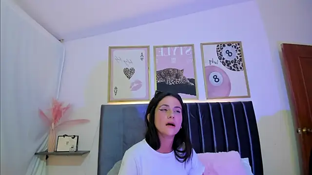 danaalamiri2 live cam on StripChat
