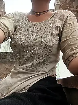 Sonali_-Bendre live cam on StripChat