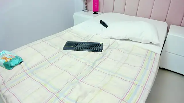 Miabloom19_ webcam