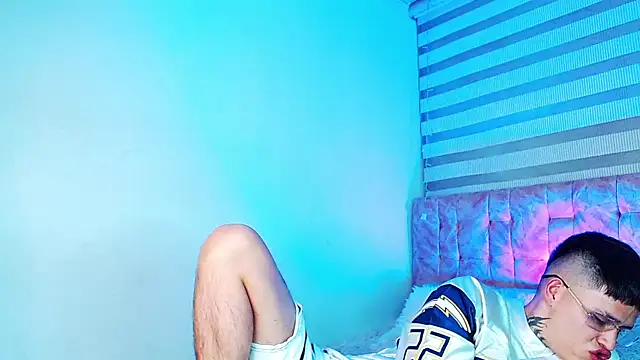 _justinmoon2 live cam on StripChat