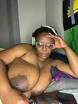 BoobsQueeen live cam on StripChat