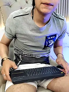 Luucky_Strike live cam on StripChat