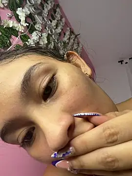 melody_flowers18 live cam on StripChat