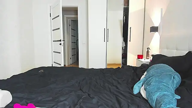 GlitchyDolly webcam