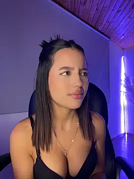 Sofia18_pinkk live cam on StripChat