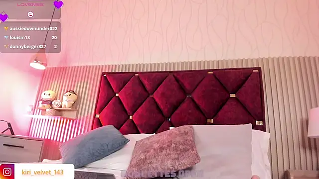 Kiri_Velvet live cam on StripChat