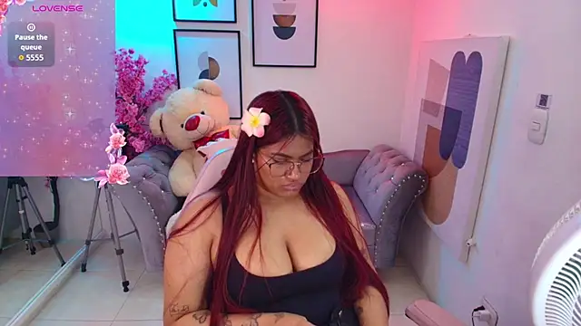 Charlotte_stoone live cam on StripChat