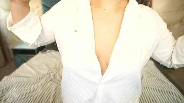 MikaFoxy webcam