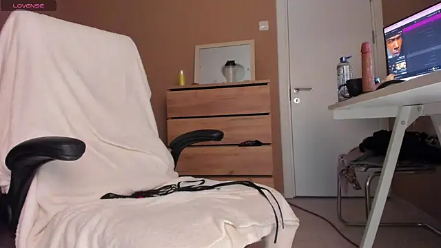 KaylaLaine live cam on StripChat