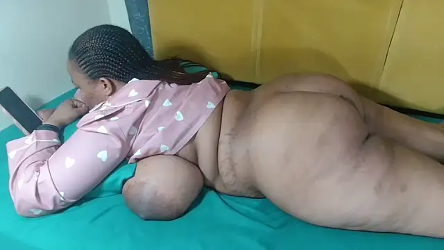 HugeTitisxx webcam