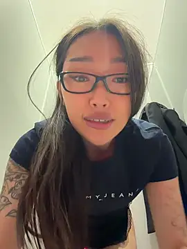 trytomakememoam live cam on StripChat