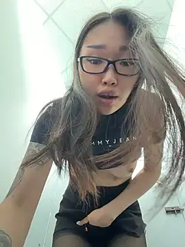 trytomakememoam live cam on StripChat