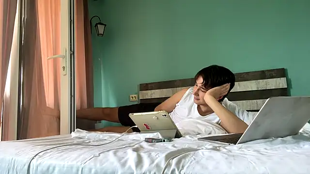 kleopatri_ (M young) - Take off top and play with nipples