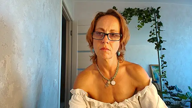 LioraWeiss live cam on StripChat
