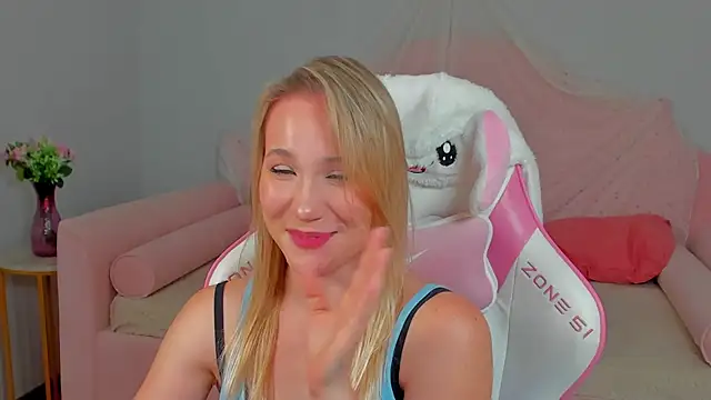 ElaraVoltage live cam on StripChat
