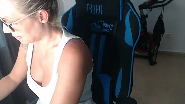 LARACRUZ30 live cam on StripChat