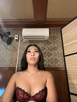 hugecock_tamira live cam on StripChat