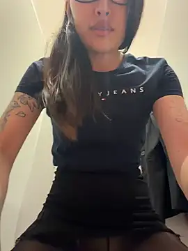 trytomakememoam live cam on StripChat