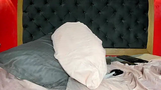 YayaHilton live cam on StripChat