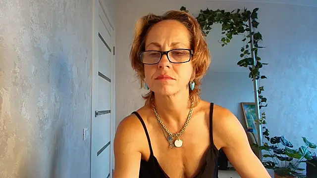 LioraWeiss live cam on StripChat