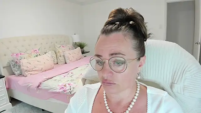 Vika73 live cam on StripChat