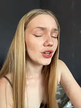 MilaMoone webcam