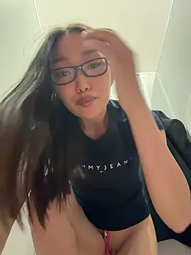 trytomakememoam live cam on StripChat