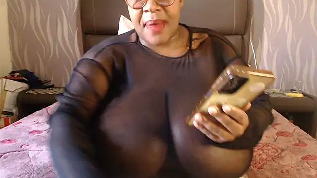 BoobsQueen46K webcam