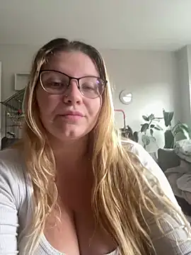 LucieLouBabe live cam on StripChat
