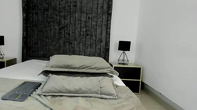 MiaKhal_ webcam