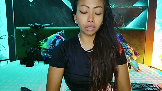 ElyaQuinn live cam on StripChat