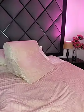ELLA_KELLY live cam on StripChat