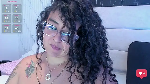 Reginavegaa live cam on StripChat