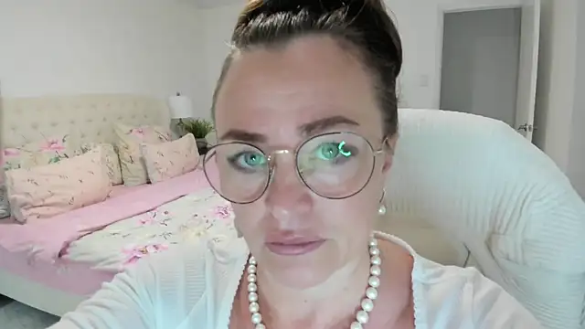 Vika73 live cam on StripChat