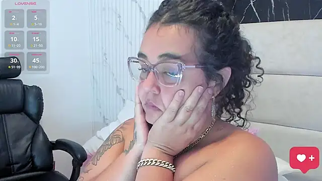 Reginavegaa live cam on StripChat