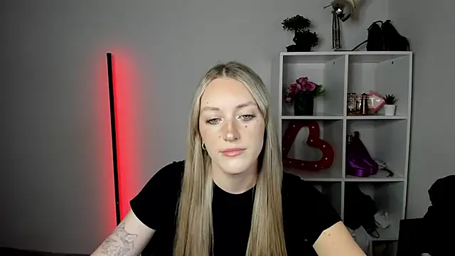 EvelynBlond live cam on StripChat