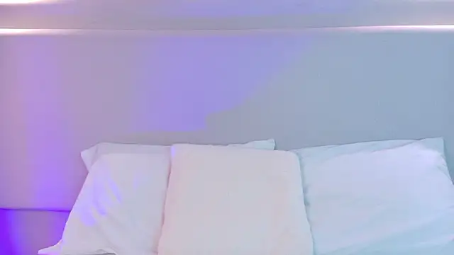NaomiKlarc webcam