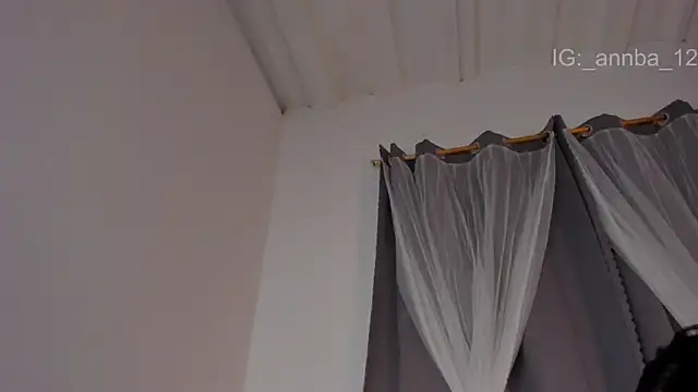 annie_barozzi live cam on StripChat