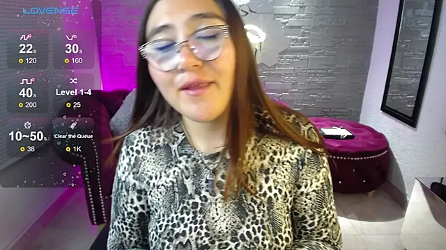 conniejames_m live cam on StripChat