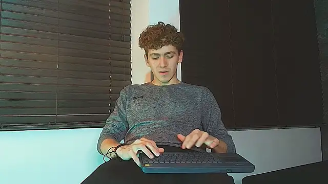 Tyler_Mcrey live cam on StripChat