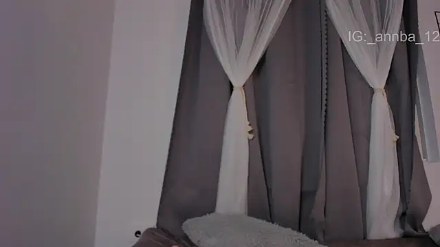 annie_barozzi live cam on StripChat