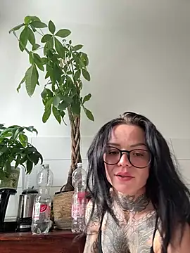 SkinnyLilly webcam