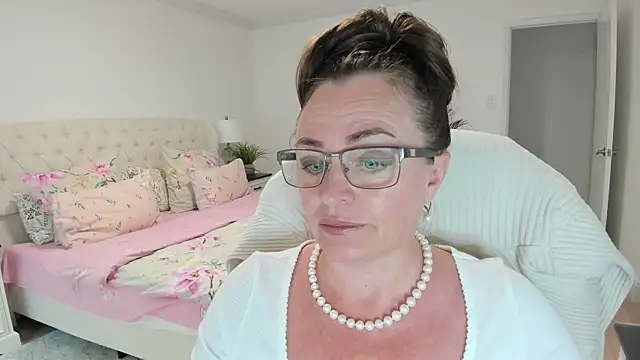 Vika73 live cam on StripChat
